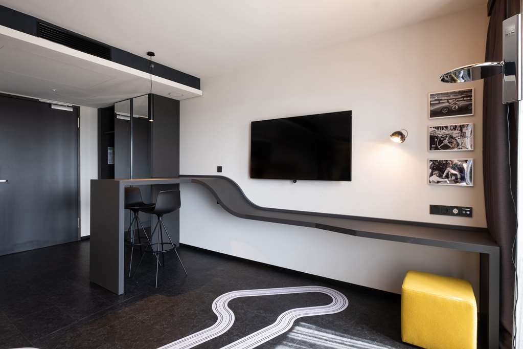 V8 Hotel Koeln At Motorworld Phòng bức ảnh